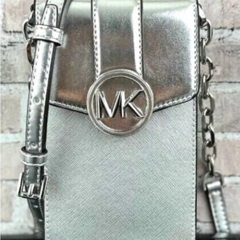 NWT MICHAEL KORS CARMEN SMALL CROSSBODY BAG
100% AUTHENTIC
Retail $348
Silver